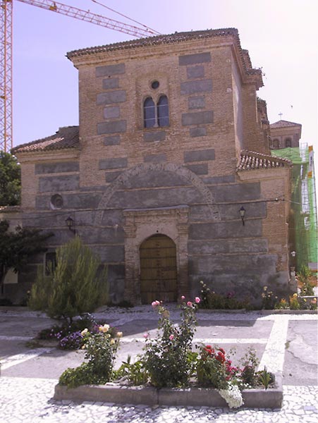Bakstenen Romaanse kerk met kraan erboven