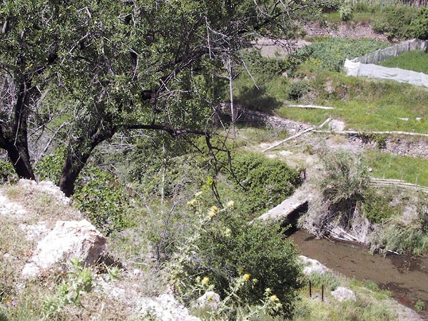 Witte rotsen, steeneik, groente op terras, en een riviertje daar tussendoor