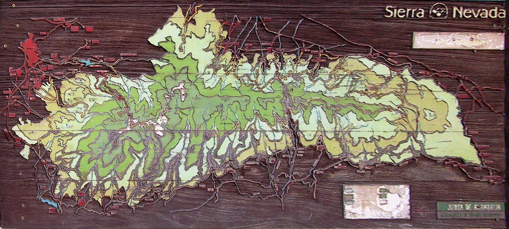 Houten bord met kaart in relief van de Sierra Nevada
