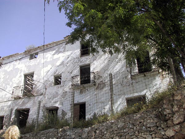 Gedeelte van het klooster met ooit witgestucte muren