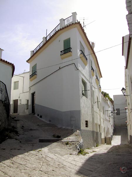 Witte huizen en steegjes met trappen