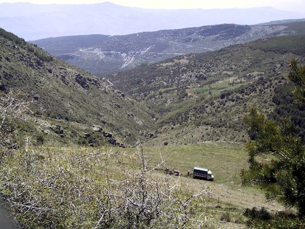 Auto op stuk grasland, hoog in de bergen