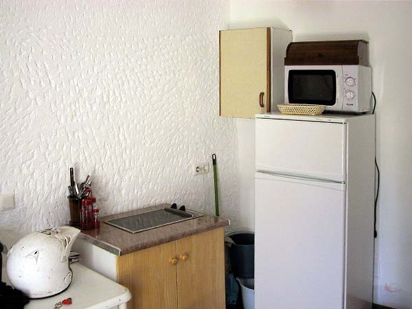 Keukentje met kookplaat, koelkast en magnetron