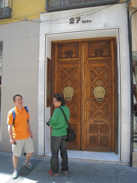 Japanse toeristen en houten deur