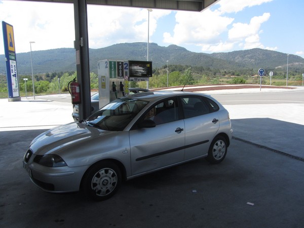 Auto bij benzinestationl