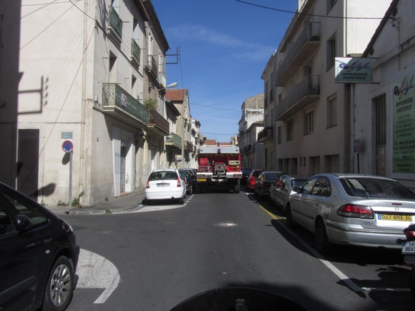 brandweerauto in smalle straat