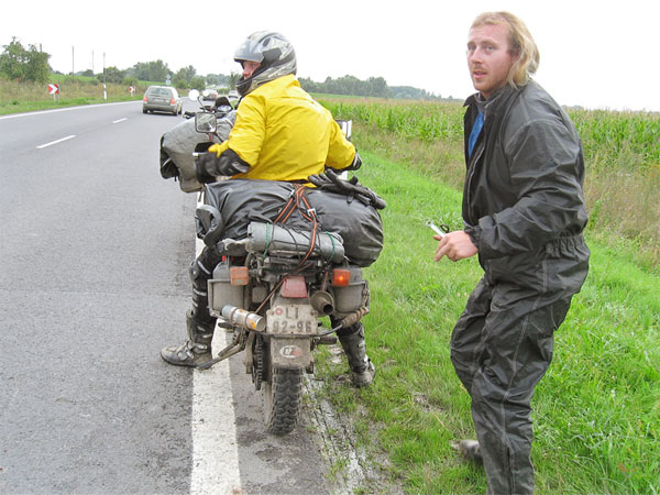 Twee motorrijders langs de kant van de weg