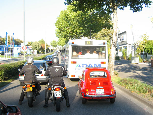 Virago, R1100GS en Fiat 500 naast elkaar