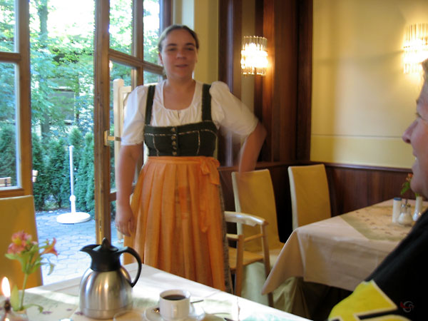 Vrouw in Ziod Duitse dirndl jurk
