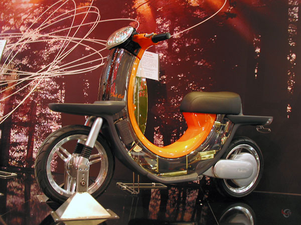 Zwart oranje scooter, design studie