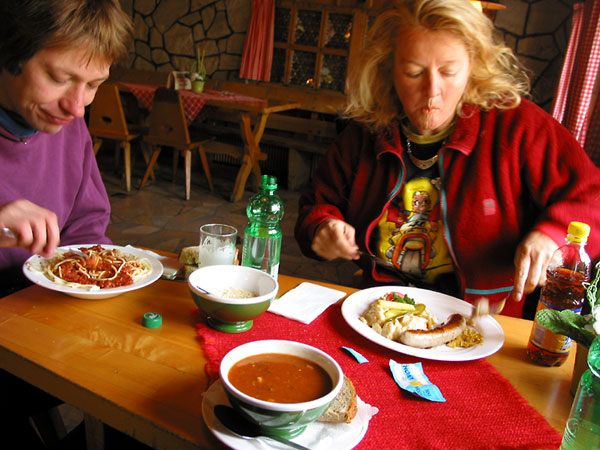 Pim en Sylvia met koude gezichten aan het eten