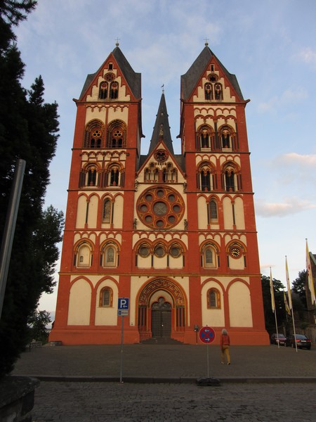 Rood-met-witte kerk met twee torens