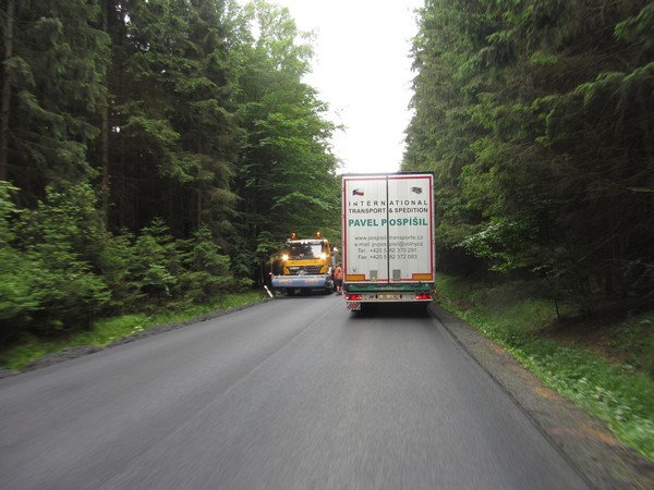 Vrachtwagen en wegwerkers