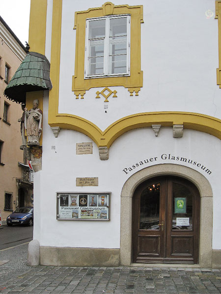 Barok huis met opschrift Passauer Glasmuseum, beeldje op de hoek