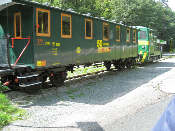 Groen locomotiefje met wagonnetje