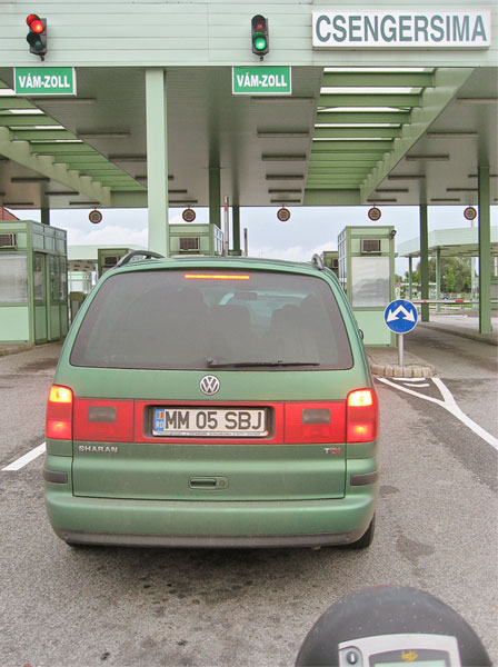 Auto met Roemeens nummerbord voor de grens