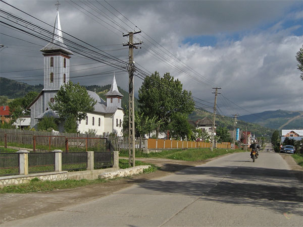 Witte kerk met houten torens