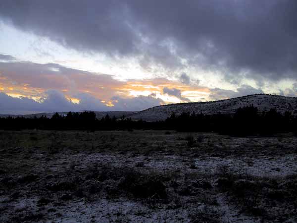Zonsondergang boven besneeuwd landschap