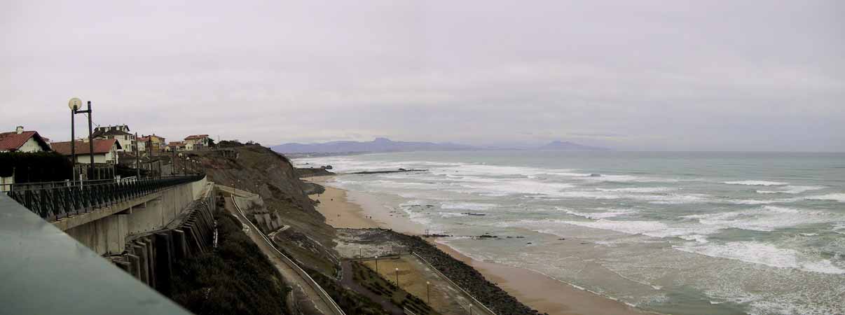Strand, zee, en hoog daarboven de Baskische huizen van Biarritz