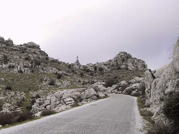 Witte rotsblokken met een weg er tussendoor
