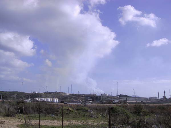 Industriegebied: schoorstenen met rook