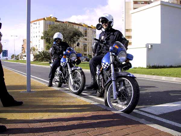 Twee politieagenten op een blauwe SLR
