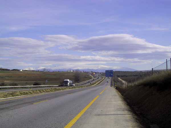 De snelweg met in de verte de witbesneeuwde bergen van de Sierra Nevada