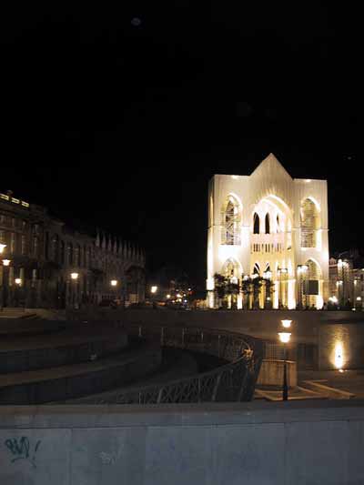 Donker plein met verlichte kerkvormige tent