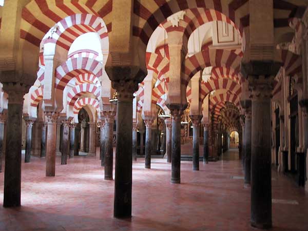 De zuilen van de Mezquita in Cordoba, met bogen tussen de zuilen in rood en wit