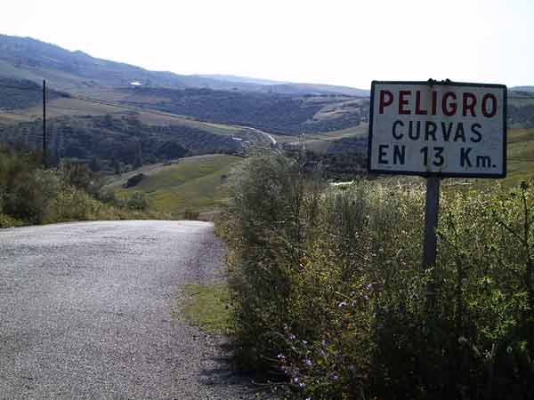 Bordje met Peligro Curvas en 13 km