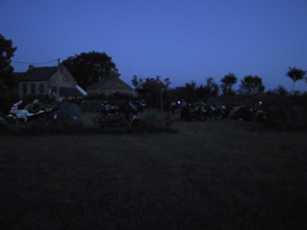 Motoren en tenten in het donker