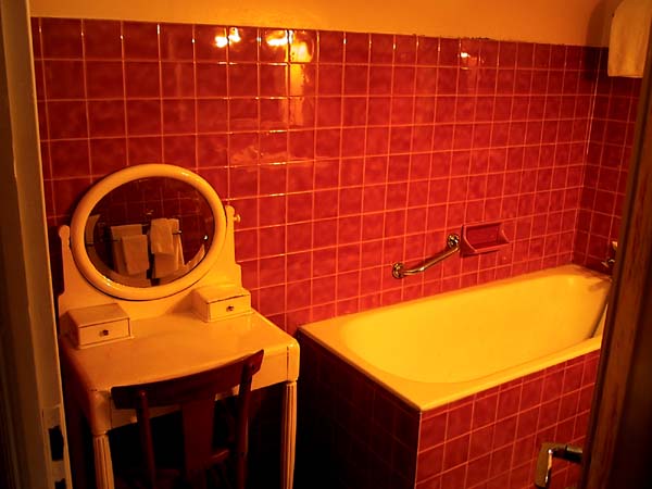 Badkamer in rode tegeltjes
