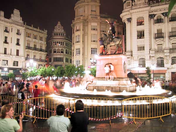 Standbeeld in fontein, met jongens er bovenop