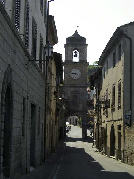 Torentje in smalle straat, met onderdoorgang