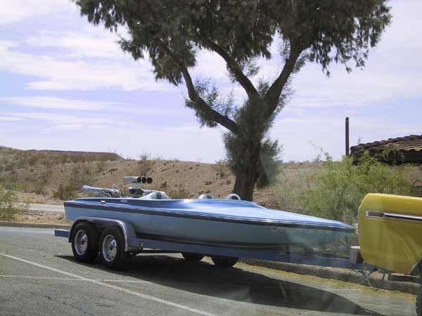Boot achter auto, in woestijnlandschap