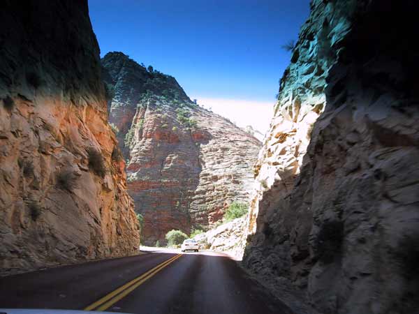 We rijden een canyon in met rode en witte wanden