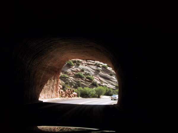 Een tunnel, met uitzicht op rode rotsen