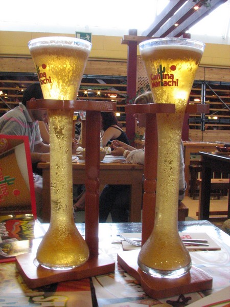 Twee enorme glazen bier