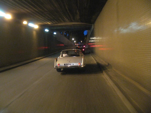 Auto in tunnel