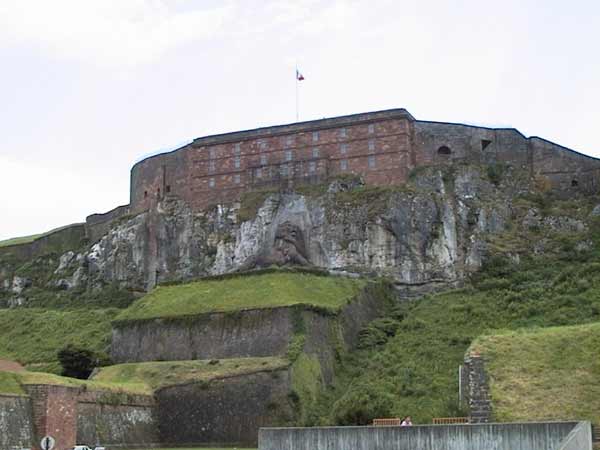 Fort tegen een heuvel