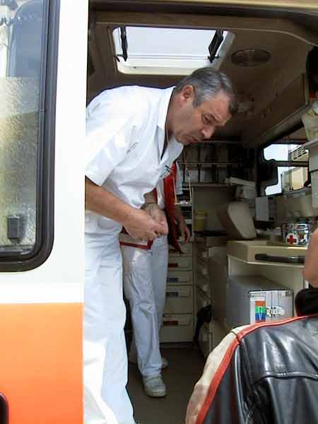 Een bezorgd kijkende meneer in een ambulance