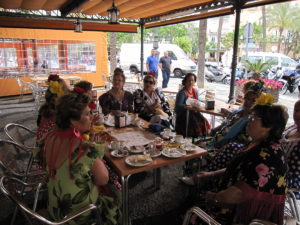 Dames in Flamencojurk aan de koffie