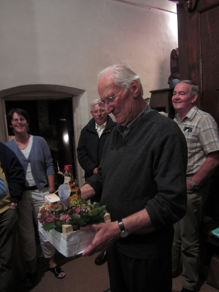 Man met kistje met drank en bloemen