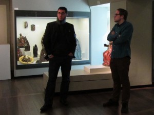 Twee mensen aan het praten in een museum