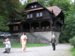 toeristen voor houten huis