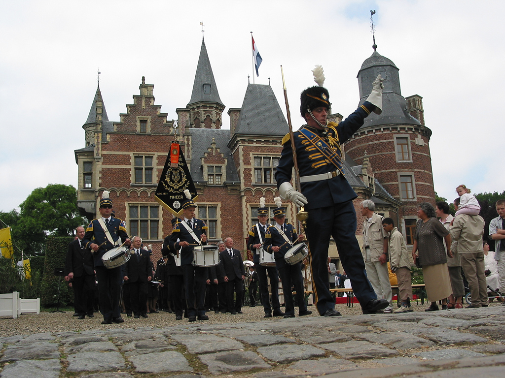 Kasteel met daarvoor mensen van de harmonie