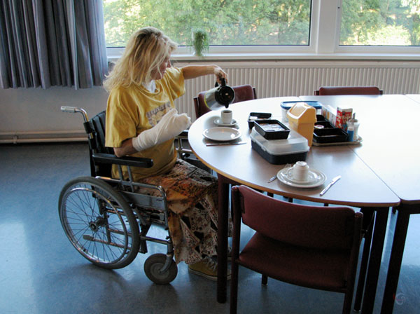 Sylvia met rechterhand in gips