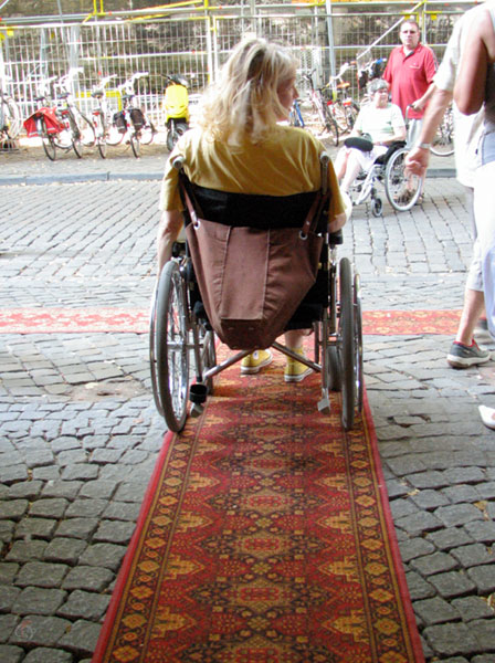 Sylvia met rolstoel in de binnenstad van Maasstricht