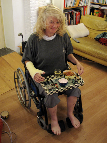 Sylvia in rolstoel met dienblad met eten op schoot