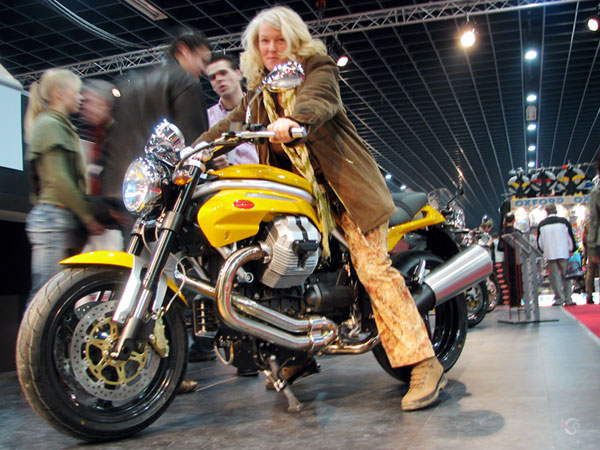 Sylvia op een Moto Guzzi Griso